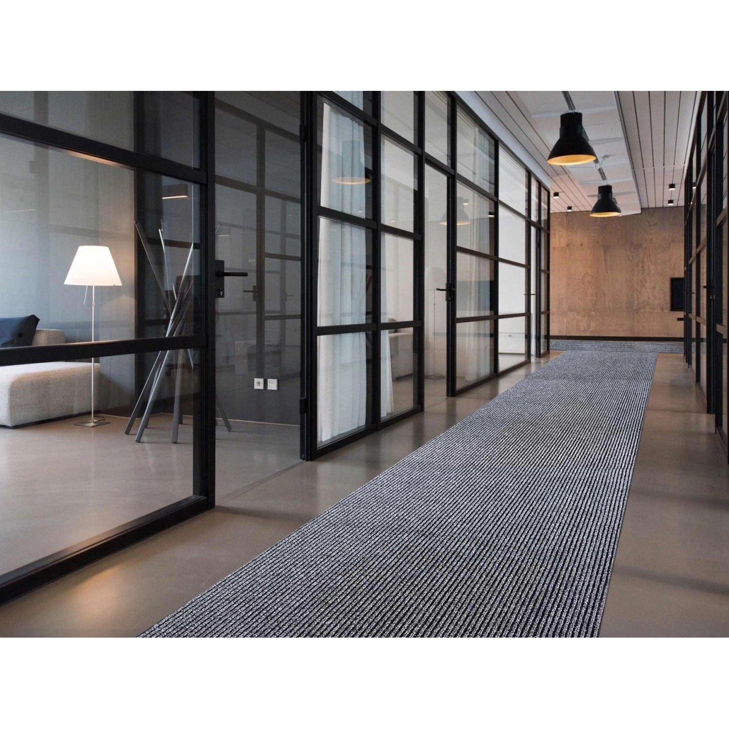 Grauer Primaflor Sauberlauf Magnum Teppichläufer (2,00m x 15,00m) im Flur.