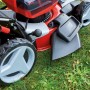 Einhell Akku-Rasenmäher GP-CM 36/47 S HW Li mit Radantrieb und Mulchfunktion auf Rasen.