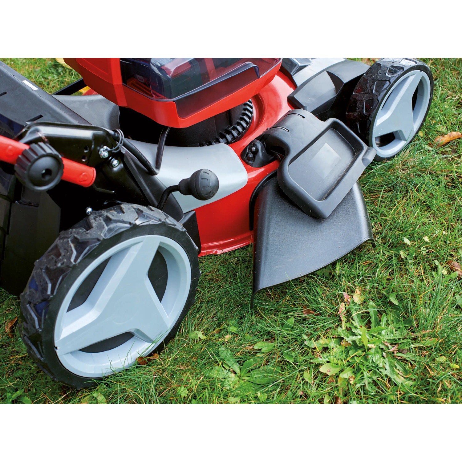 Einhell Akku-Rasenmäher GP-CM 36/47 S HW Li mit Radantrieb und Mulchfunktion auf Rasen.
