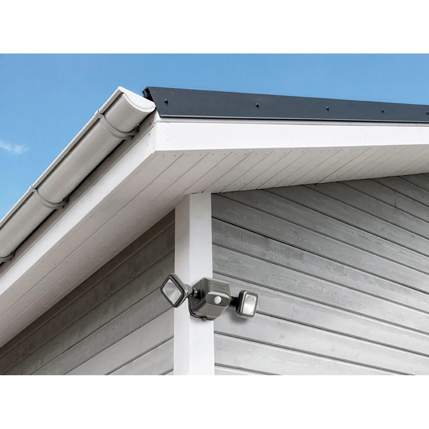 Braune Mr. Beams LED-Außenwandleuchte MB3000 mit Bewegungsmelder an Hauswand.