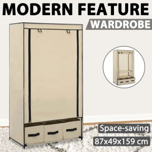 Cremefarbener Stoff-Kleiderschrank (87x49x159 cm) mit drei Schubladen.