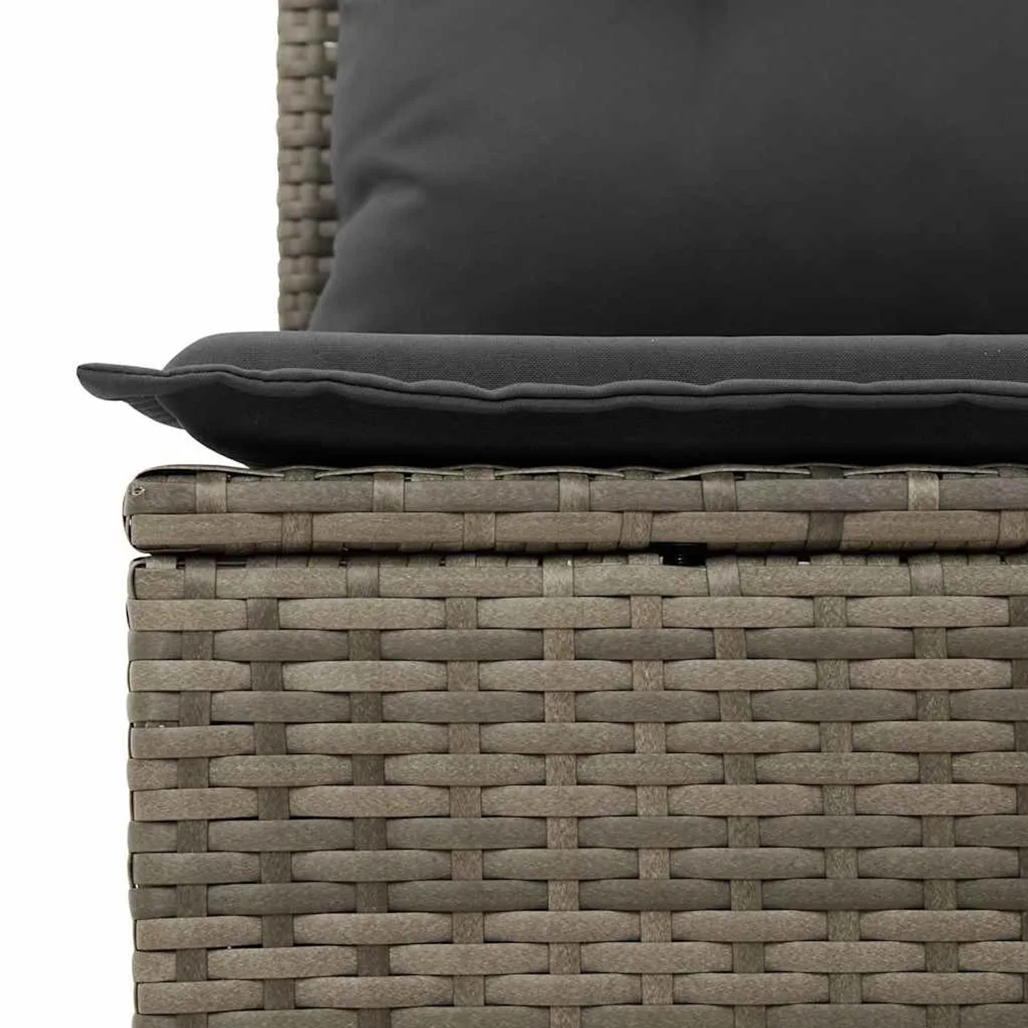 Detailaufnahme: Graue Garten Sofagarnitur aus Rattan mit dunklen Kissen. Gemütliche Gartenmöbel für Terrasse und Garten.