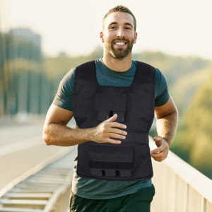 Läufer trägt schwarze HOMCOM Gewichtsweste aus Oxford-Stoff beim Outdoor-Training. Perfekt für Sport & Fitness.