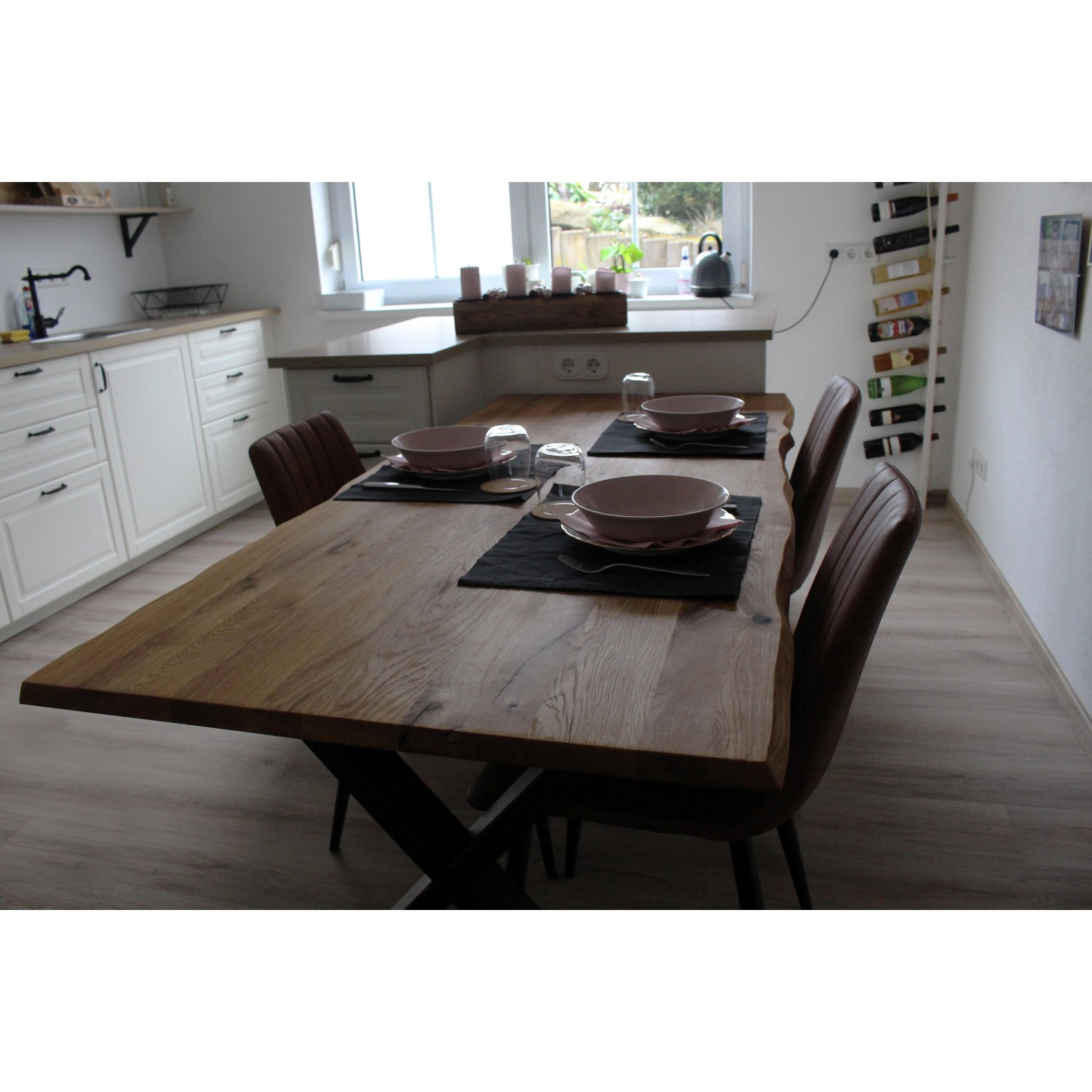 Massivholz Tischplatte Wildeiche mit Baumkante, geölt, gedeckter Tisch in Küche.