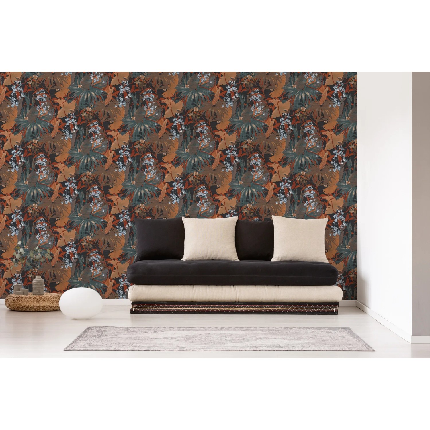Vliestapete mit Dschungel-Motiv in Rot und Blau, Palmen und Blätter, matte Optik.
