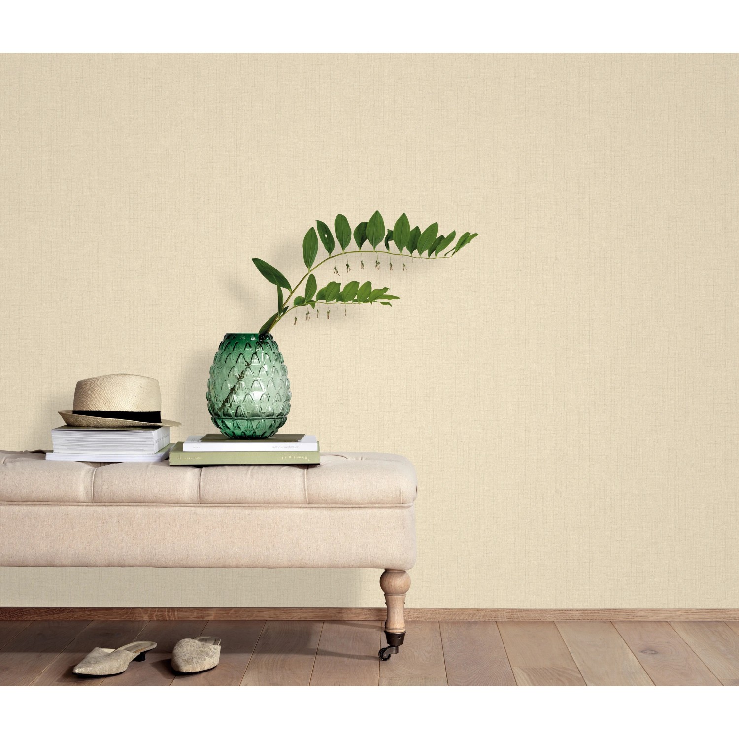 Beige Vliestapete „Paradisio 2 Uni“ von Erismann an Wand, kombiniert mit Deko-Elementen.