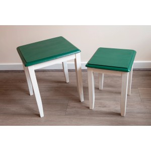 Zwei Hocker mit grün gestrichener Sitzfläche, behandelt mit Rust-Oleum Little Stars Schultafellack Drachenei.