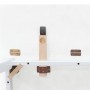 Nahaufnahme des Klappmechanismus eines weißen Esstisches aus Gummibaumholz mit Scharnieren und Holzstütze.