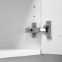 Detailaufnahme eines Scharniers an einer weißen OPTIFIT Miniküche. Fokus auf die hochwertige Verarbeitung.