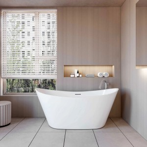 Freistehende, ovale AICA Badewanne (150x72cm) aus Acryl mit Zubehör im modernen Badezimmer.