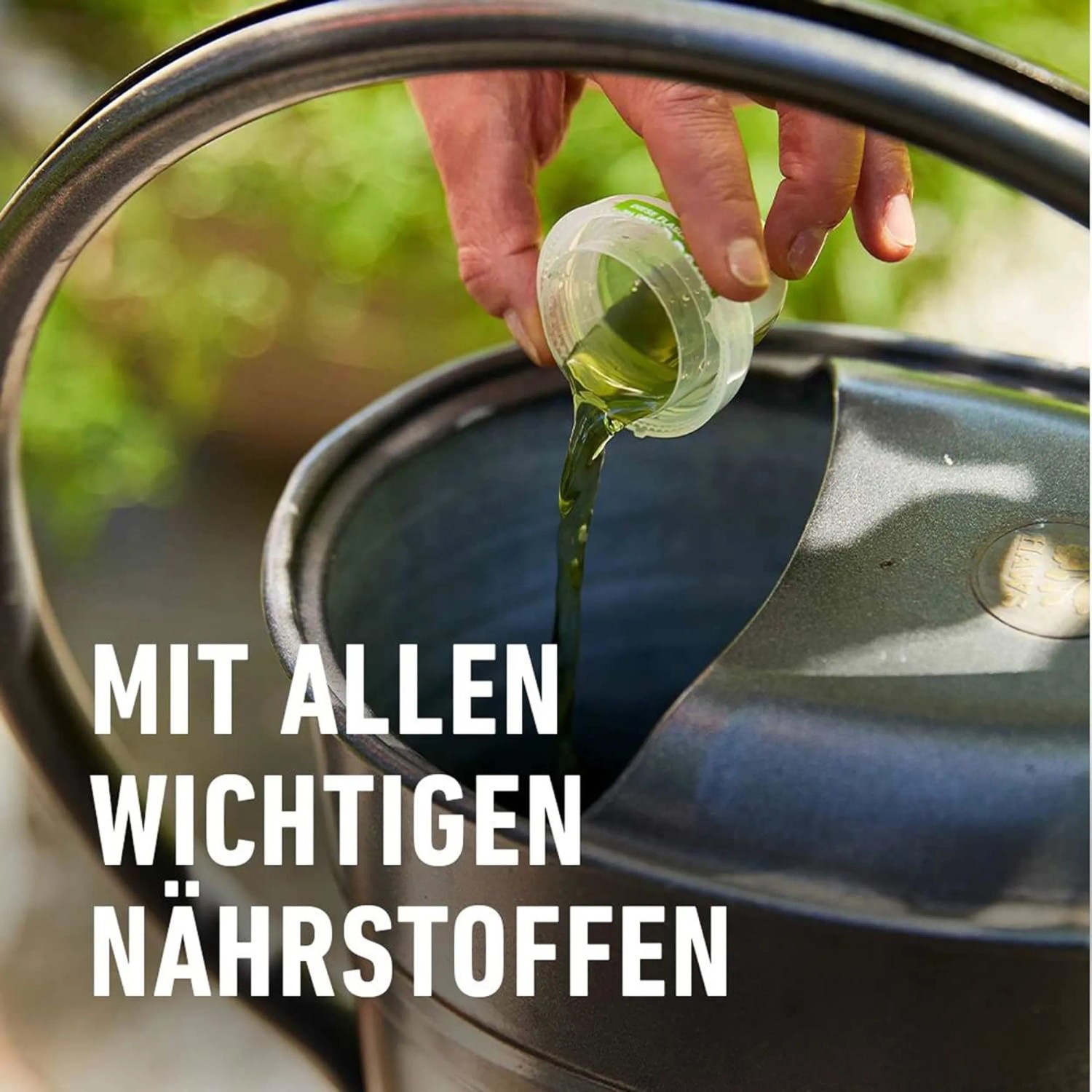 Anwendung von Compo Rosendünger: Flüssigdünger wird in eine Gießkanne gefüllt.