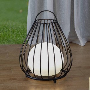Schwarze Lindby LED Solarleuchte Kelda für den Außenbereich, dimmbar und spritzwassergeschützt.