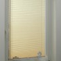 Beiges Gardinia Plissee Concept Tageslicht, 90x130 cm, am Fenster montiert.