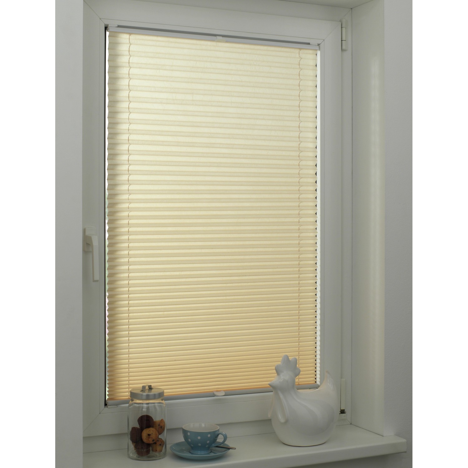 Beiges Gardinia Plissee Concept Tageslicht, 90x130 cm, am Fenster montiert.