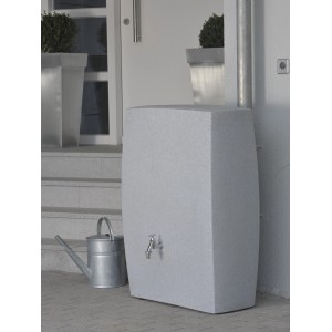 Arves Regentonne Noblesse 275 l Granit mit Gießkanne vor Hauswand.