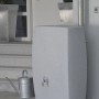 Arves Regentonne Noblesse 275 l Granit mit Gießkanne vor Hauswand.