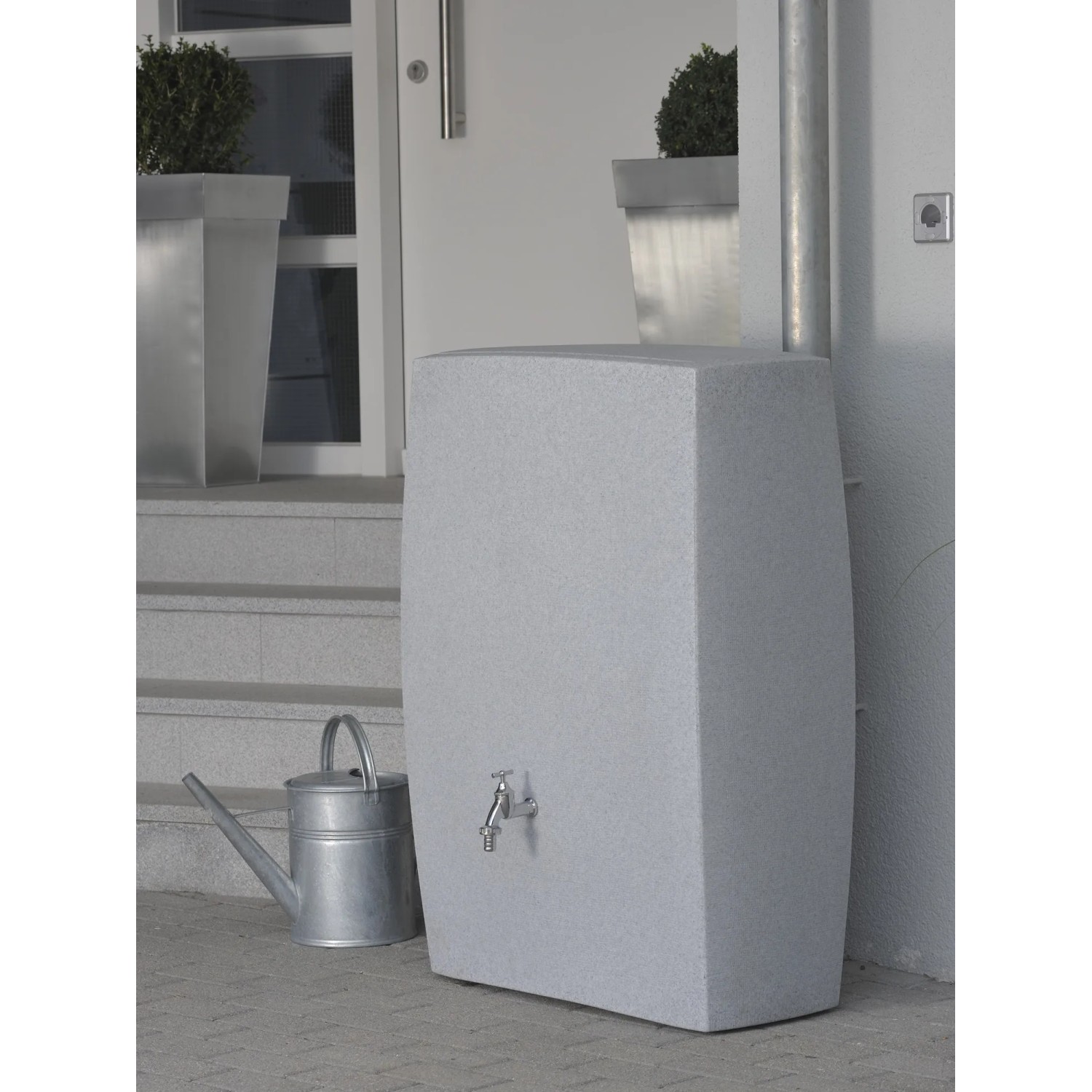 Arves Regentonne Noblesse 275 l Granit mit Gießkanne vor Hauswand.