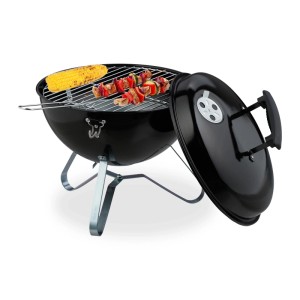 Tragbarer Relaxdays Kugelgrill aus Stahl, schwarz, mit Grillgut. Ideal für Camping und Picknick.