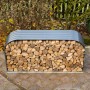 Anthrazitfarbenes Westmann Kaminholzregal aus Stahl, gefüllt mit Holzscheiten.