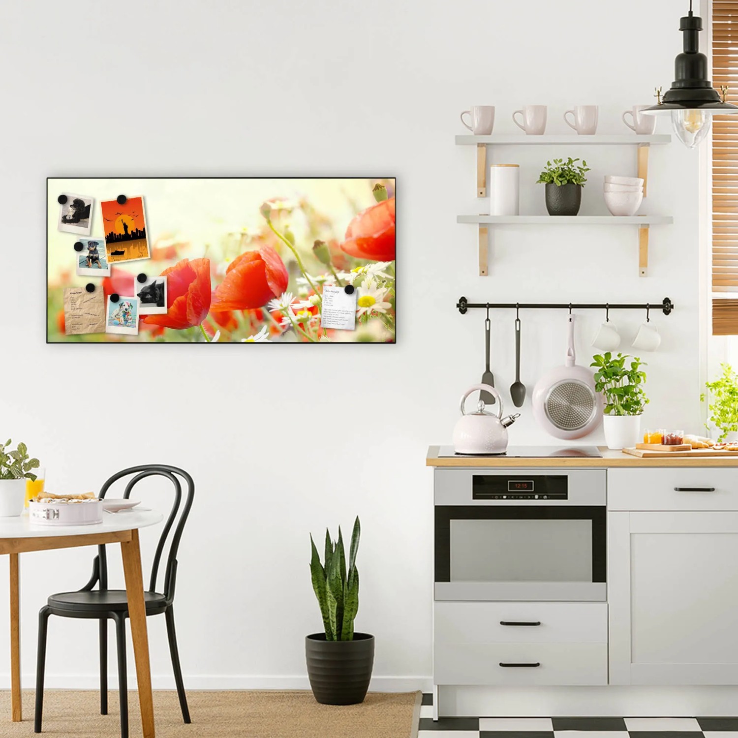 Schwarze Magnettafel (78x37cm) mit Kamille- und Mohn-Motiv als Wanddekoration.