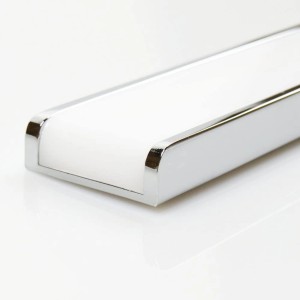 Detailaufnahme: Kalb Aurinko LED Badleuchte, Chrom, 60cm. Spiegellampe mit neutralweißem Licht.