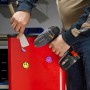 Steinel Akku-Heißluftgebläse MobileHeat 1 mit Akku und Ladegerät im Einsatz.