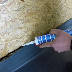 Anwendung von Dachprotect EPDM Anschlusskleber aus der Kartusche zur Bauabdichtung.