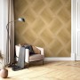 Goldene Vliestapete mit modernem, strukturiertem Grafikmuster in einem eleganten Wohnzimmer. Geometrische Linien erzeugen 3D-Effekt.