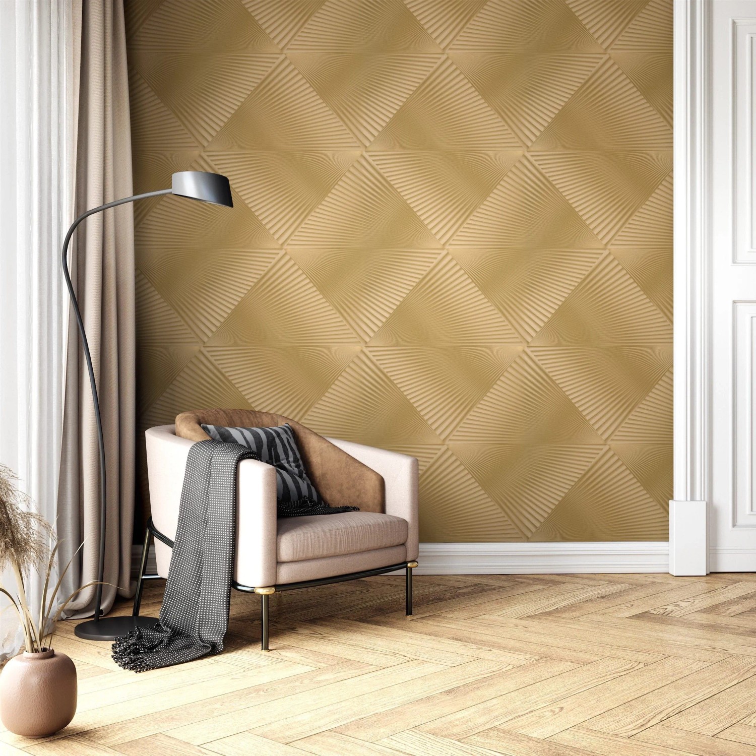 Goldene Vliestapete mit modernem, strukturiertem Grafikmuster in einem eleganten Wohnzimmer. Geometrische Linien erzeugen 3D-Effekt.