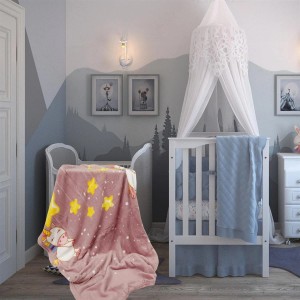 Bestlivings Baby Fleecedecke Einhorn (75x100cm) im Kinderzimmer mit Babybett und Dekoration.