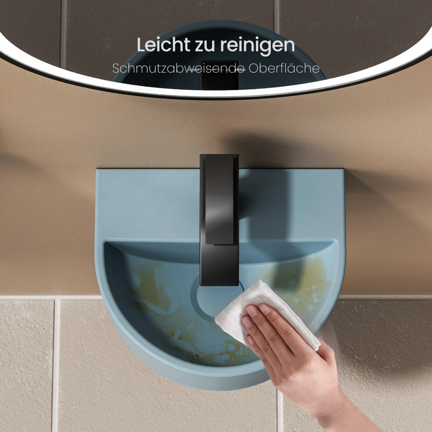 Emke U-förmiges Mini-Waschbecken in Hellgrau-Blau wird gereinigt. Kompaktes Waschbecken für kleine Bäder.