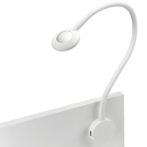 Weiße LED Bettleuchte mit flexiblem Arm, USB-Anschlüssen und Touchsensor zur Montage unter Schrank oder Regal.