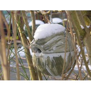 Grüne Nistkugel für Zaunkönige, Ø 18,5 cm, mit Schnee bedeckt.