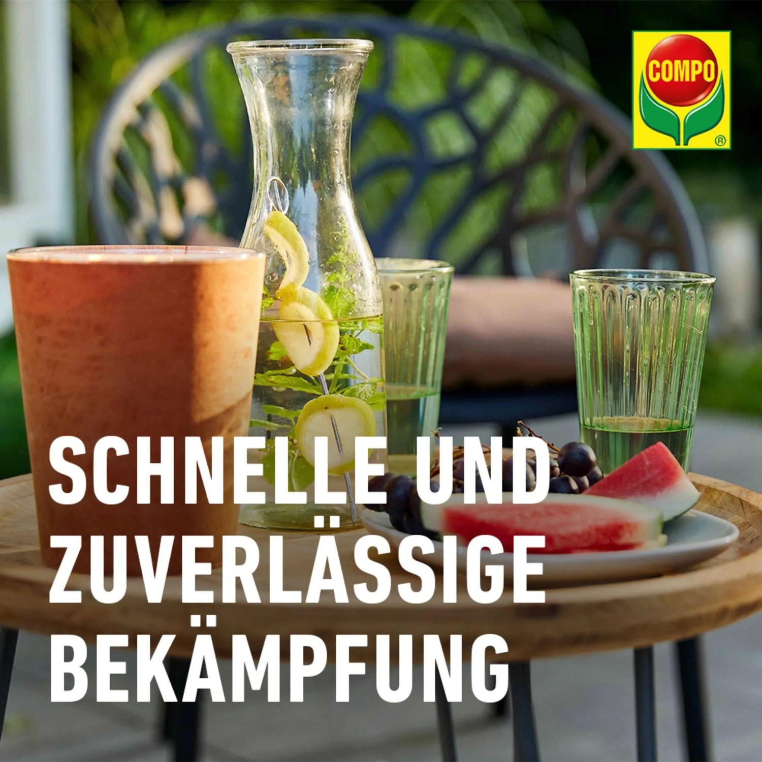 Compo Ameisen-Köder: Zwei Köderdosen auf einem Tisch mit Getränken und Obst im Garten.