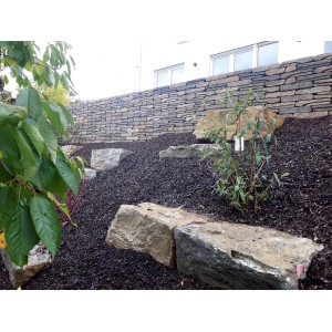 EHL Bergische Mauer Grauwacke als Hangbefestigung und Beetbegrenzung im Garten.