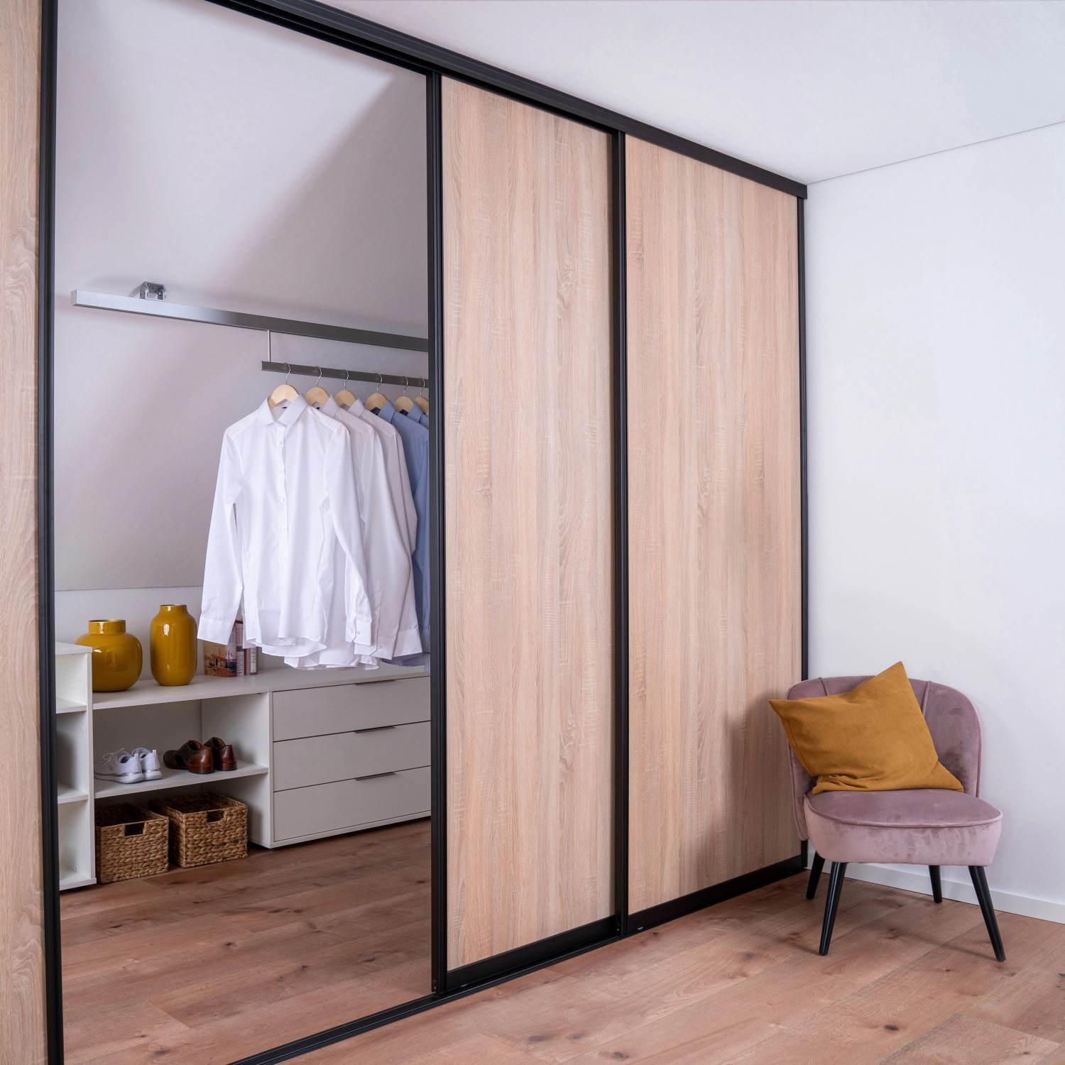 Schiebetür-Baupaket Eiche Geplankt mit schwarzem Profil, passend für begehbaren Kleiderschrank.