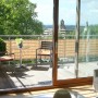 Balkon mit Floracord Sisal Balkonverkleidung 65x300 cm als Sichtschutz am Geländer.