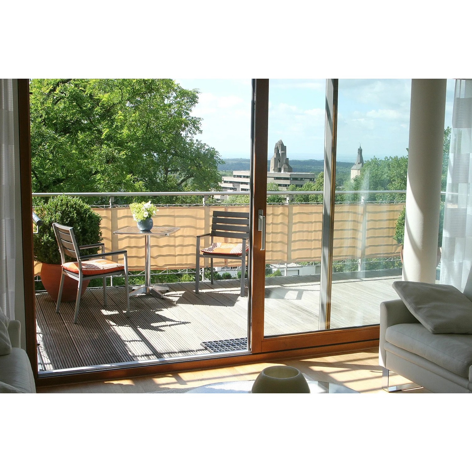 Balkon mit Floracord Sisal Balkonverkleidung 65x300 cm als Sichtschutz am Geländer.