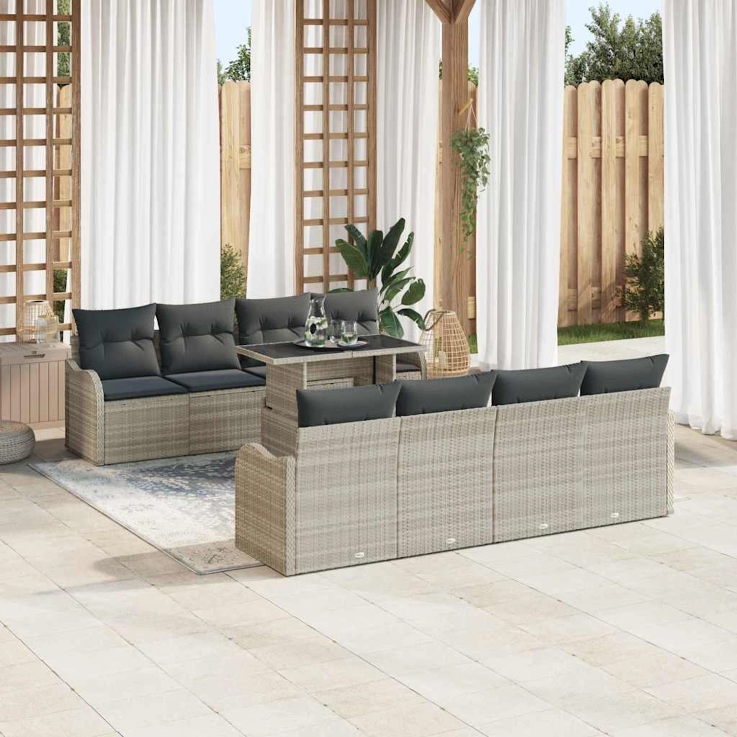 Hellgraues 7-teiliges Garten-Sofa-Set aus Poly Rattan mit Tisch und Kissen.
