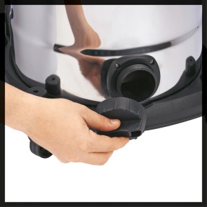 Detailaufnahme: Hand schließt den Wasserablass am Einhell Nass- und Trockensauger TE-VC 2340 SA.