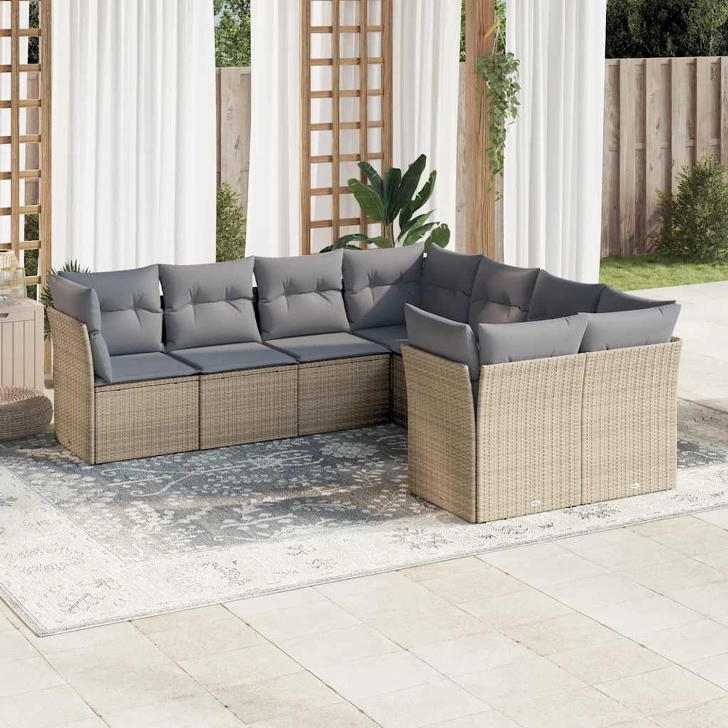 Beige 8-tlg. Garten-Sofagarnitur aus Polyrattan mit grauen Kissen im Garten.