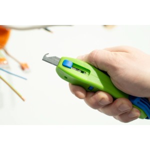 WEICON Kabelmesser S 4-28 Green Line in Hand, zum Abisolieren von Kabeln.