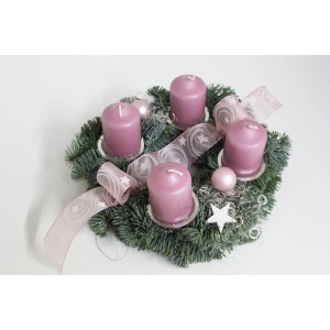 Adventskranz mit 4 altrosa Kerzen (Ø 25cm) auf Tannengrün, geschmückt mit Schleifenband und Sternen.