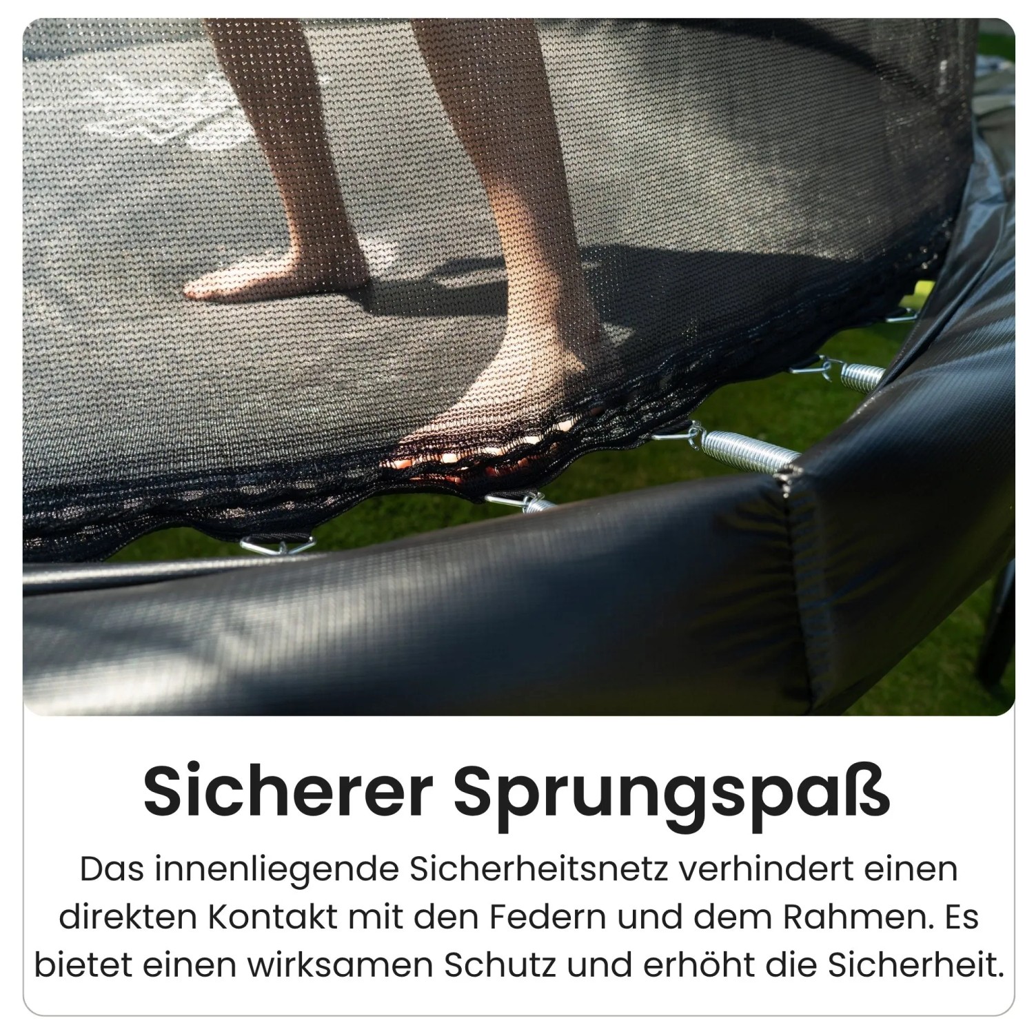 Detailaufnahme: Schwarzes Zero Gravity Gartentrampolin mit Sicherheitsnetz und Füßen auf der Sprungfläche.