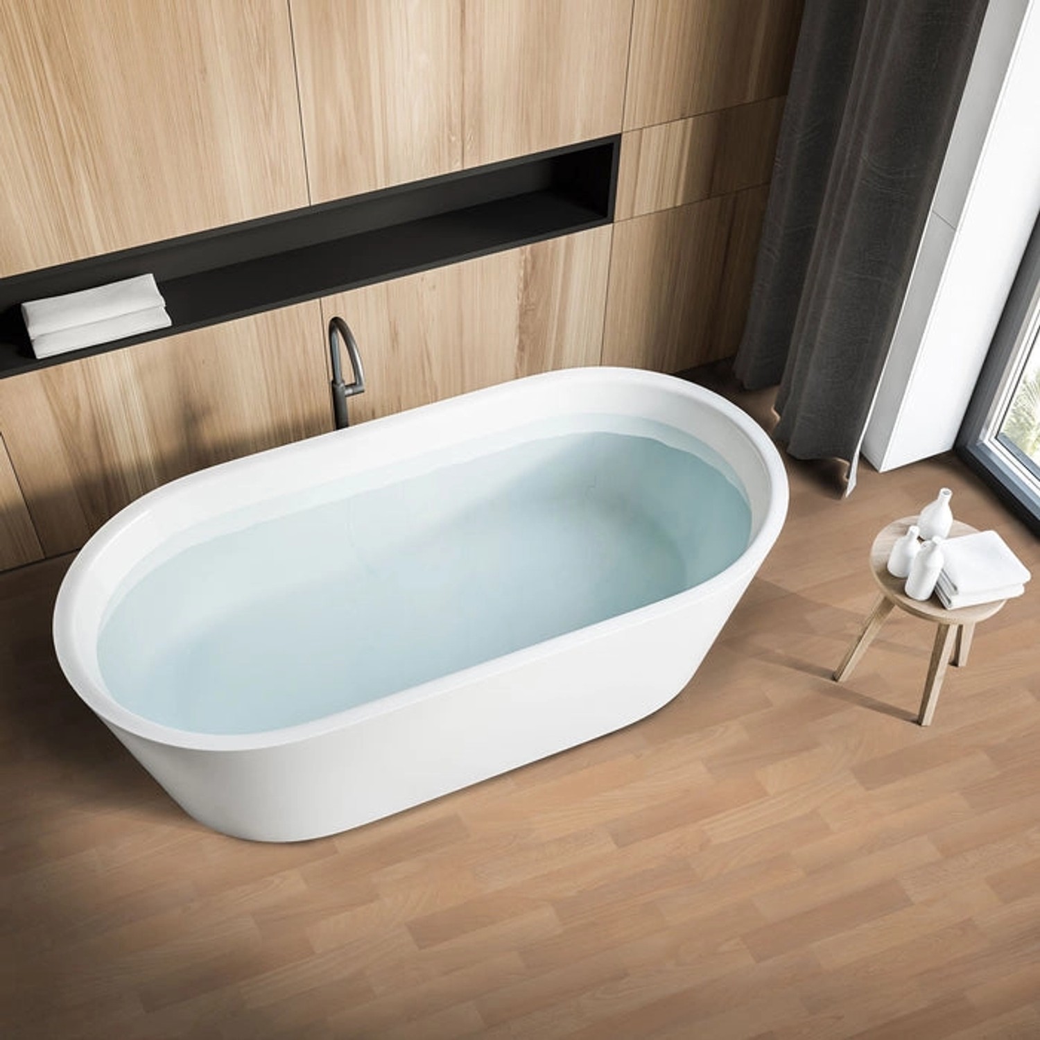 Badezimmer mit Karat CV Bodenbelag Atlantic Buche-Optik, passend zu Holzvertäfelung und weißer Badewanne.