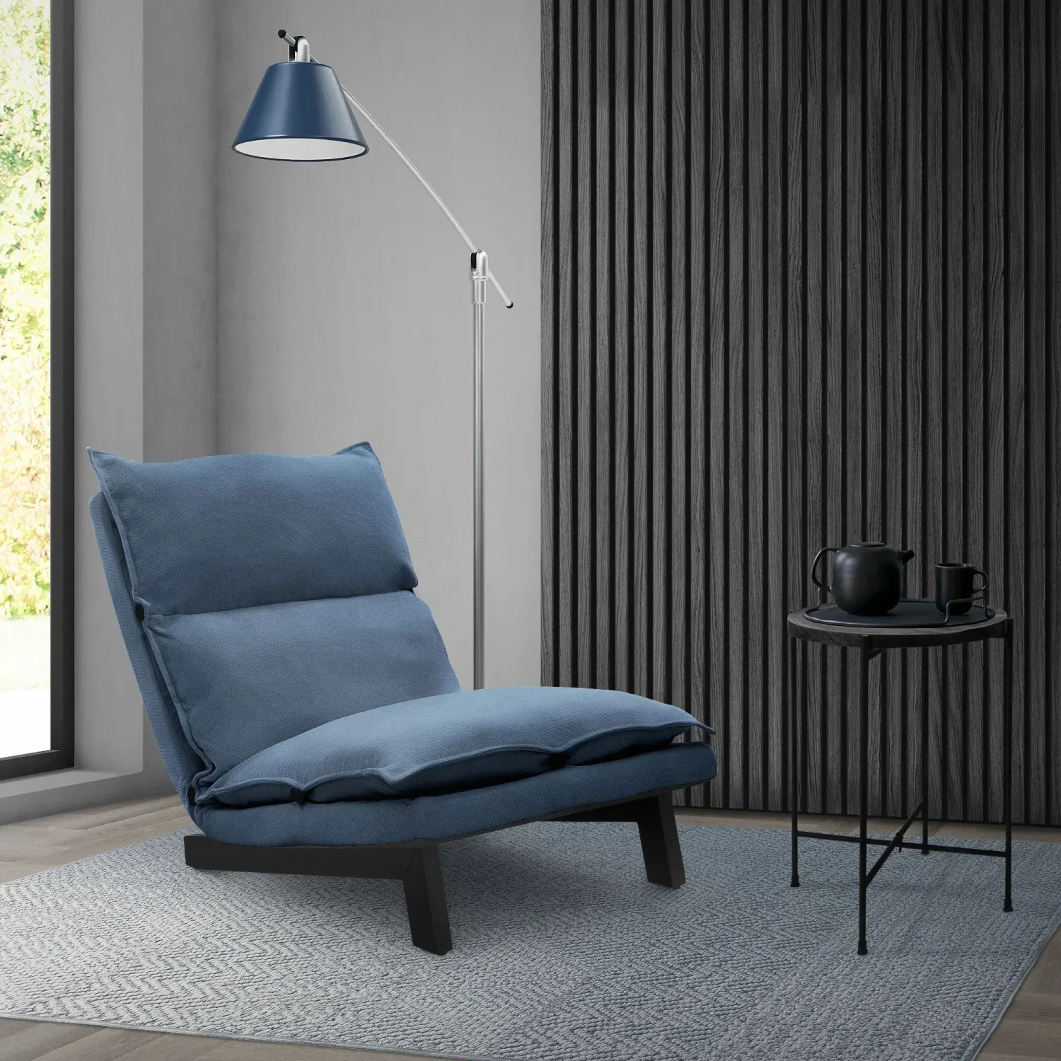 Blauer ML-Design Bodenstuhl mit Leinenbezug und Stahlgestell. Loungesessel für entspannte Stunden.