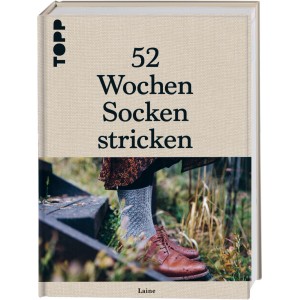 Hardcover Buch '52 Wochen Socken stricken' mit Leineneinband. Cover zeigt Füße mit gemusterten Socken und braunen Schuhen.