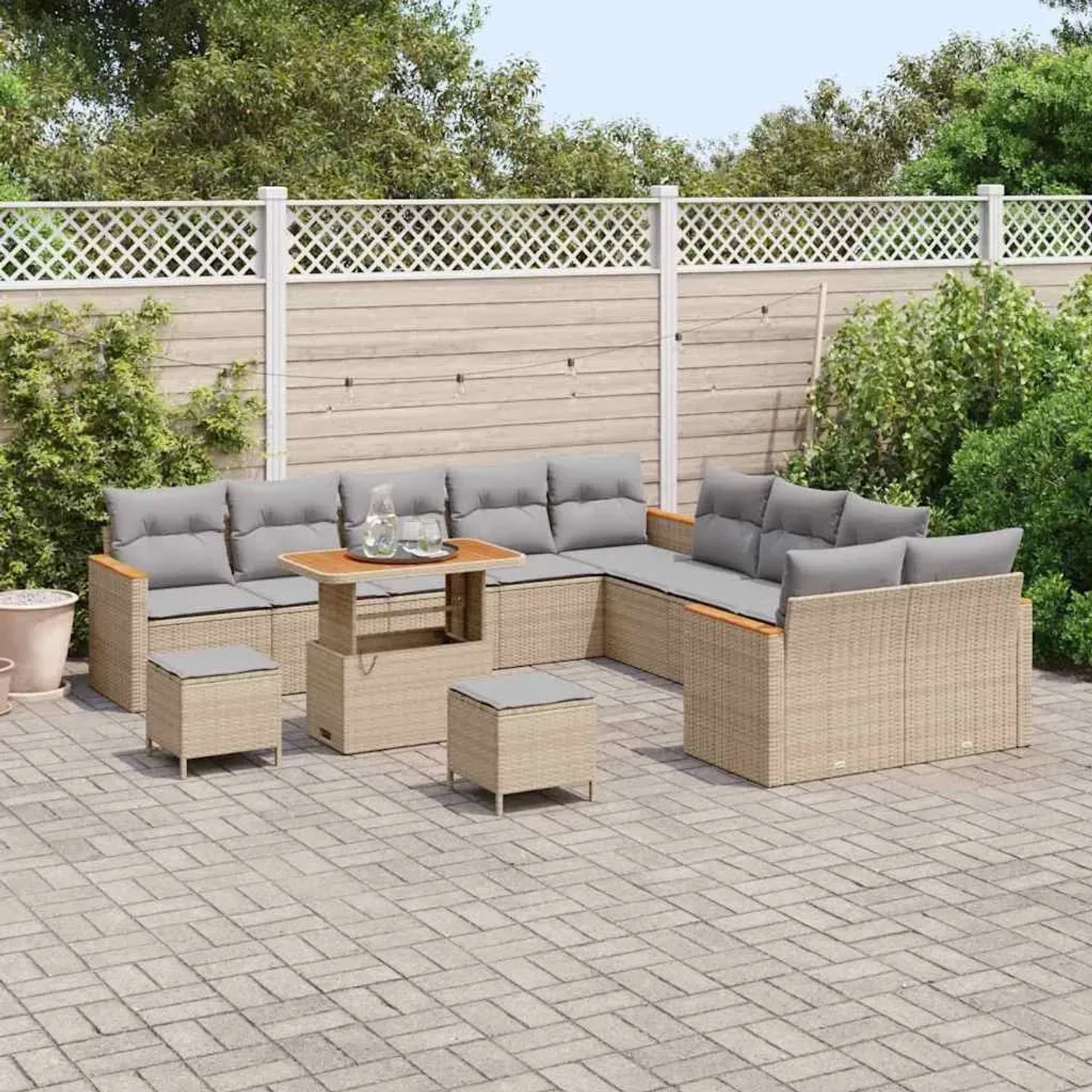 Beiges 13-teiliges Gartensofa-Set aus Rattan mit Tisch und Kissen.