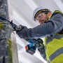 Bosch Professional Akku-Säbelsäge GSA 18V-28 im Einsatz beim Rohrzuschnitt.