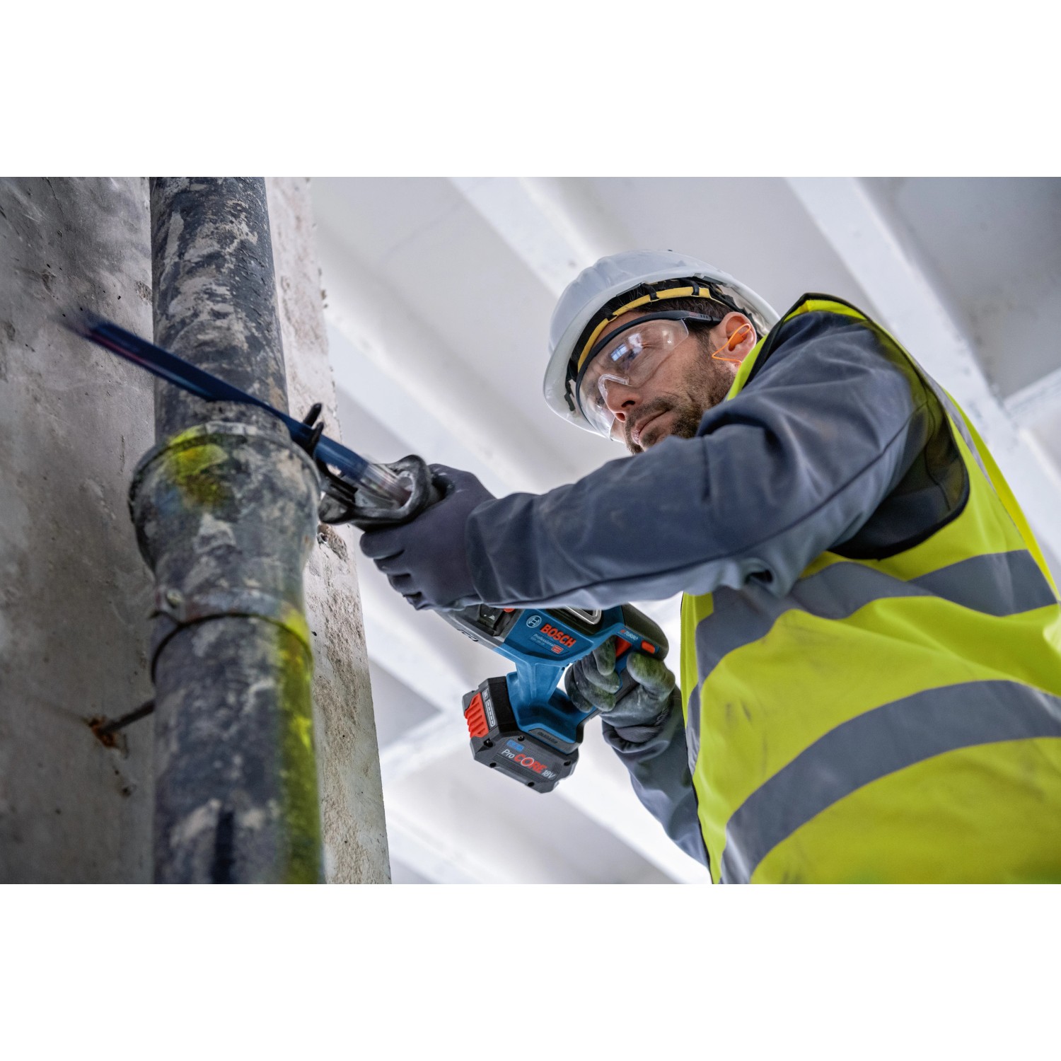 Bosch Professional Akku-Säbelsäge GSA 18V-28 im Einsatz beim Rohrzuschnitt.